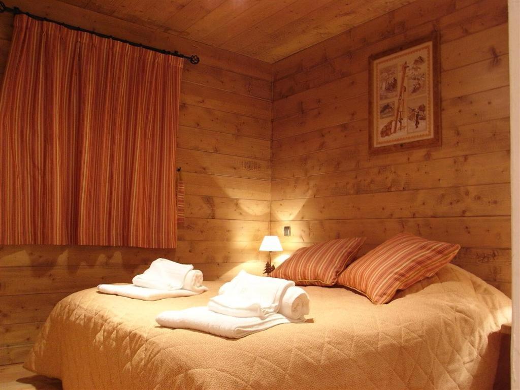 une chambre avec un lit avec des serviettes dessus dans l'établissement Apartment A 01 in St Martin de Belleville, à Saint-Martin-de-Belleville
