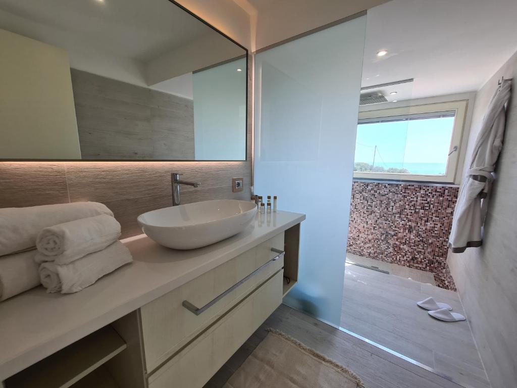une salle de bain avec un lavabo blanc et une douche dans l'établissement VILLA ROSA, à Peschici