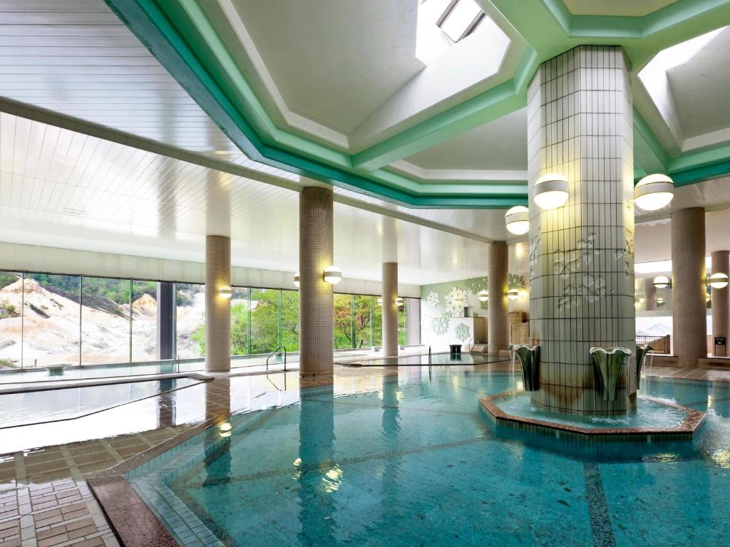 une grande piscine dans un immeuble dans l'établissement Dai-ichi Takimotokan, à Noboribetsu