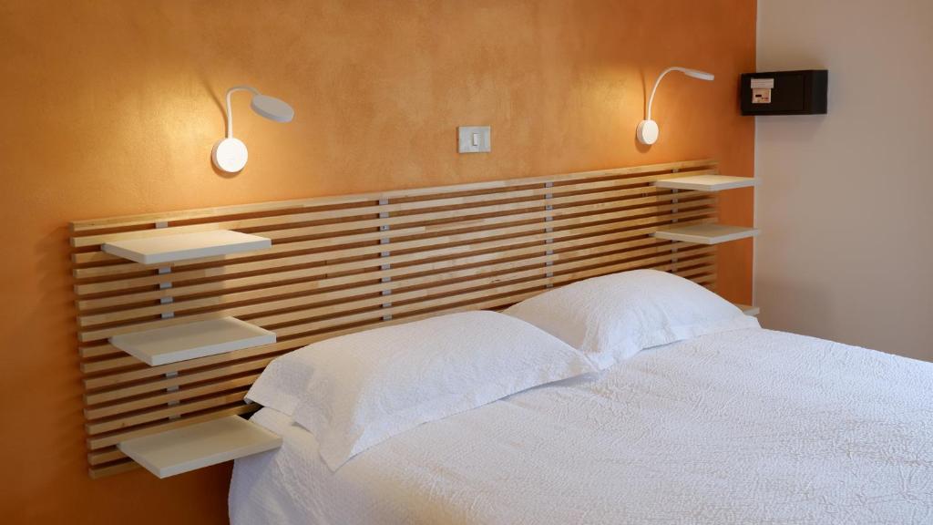 une chambre avec un lit blanc avec deux oreillers dans l'établissement Hotel Venezuela, à Lido di Jesolo