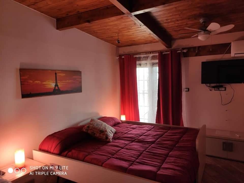 une chambre avec un lit, une fenêtre et une télévision dans l'établissement VILLA CARMEN, à Castel Volturno