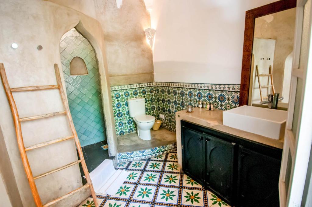 une salle de bain avec un lavabo et des toilettes dans l'établissement Riad Villa Almeria Hotel & Spa, à Marrakech 37 autres photos
