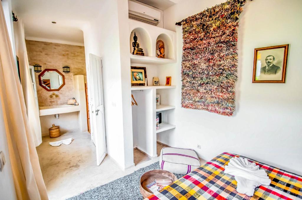 un salon avec un canapé et un tableau au mur dans l'établissement Riad Villa Almeria Hotel & Spa, à Marrakech