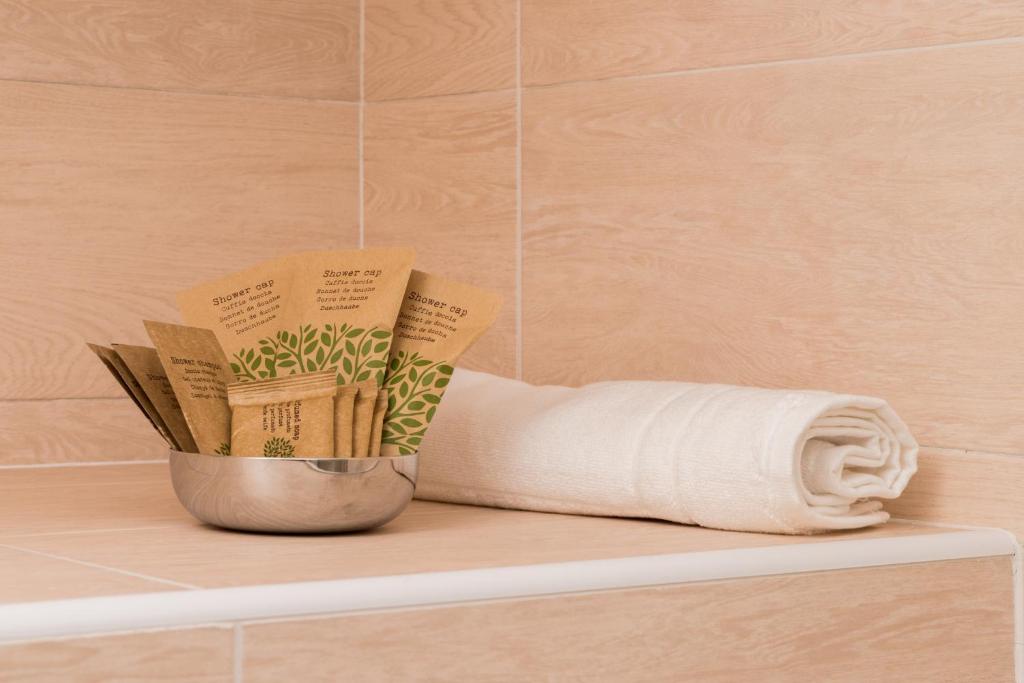 un rouleau de papier toilette sur une étagère dans une salle de bains dans l'établissement Hotel Lydia, à Cervia