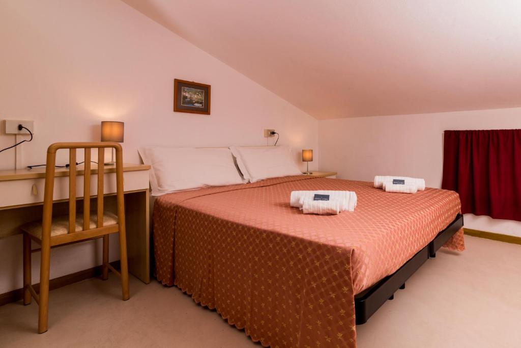 une chambre avec un lit avec deux serviettes dessus dans l'établissement Hotel Lydia, à Cervia