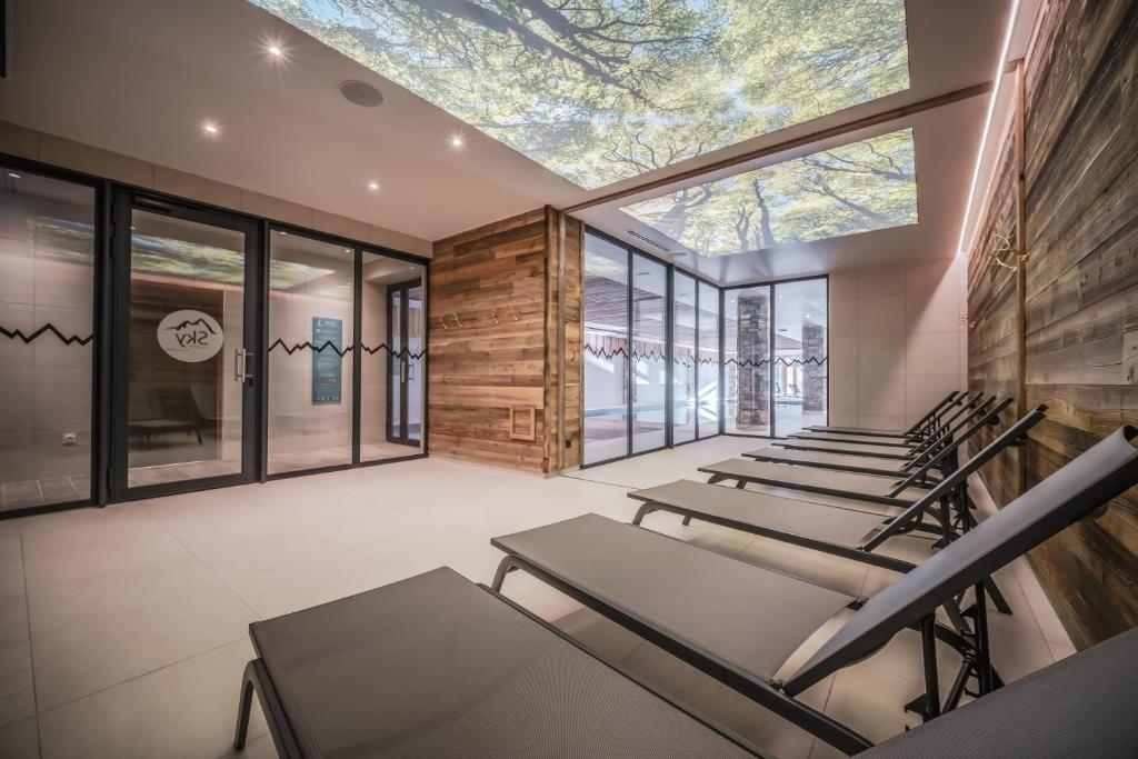 - une rangée de chaises dans une chambre dotée d'une grande fenêtre dans l'établissement Sky La Rosière by Alpapart, à La Rosière