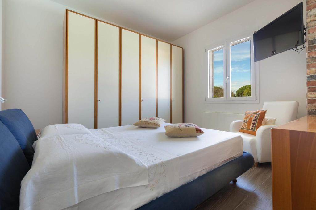 une chambre avec un grand lit et une chaise dans l'établissement Villa Padangi by Perle di Puglia, à Gallipoli 45 autres photos