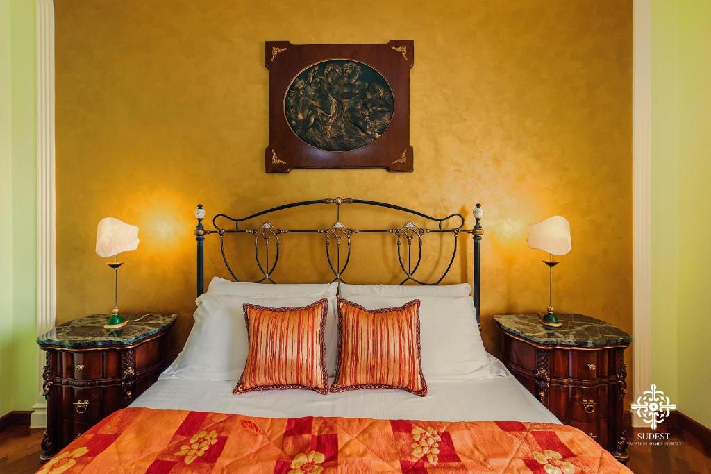 une chambre avec un grand lit avec deux tables de nuit dans l'établissement Villa Clara Country Retreat, à Solarino