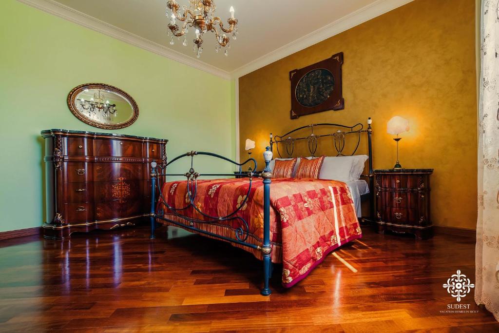 une chambre avec un lit et deux tables de nuit dans l'établissement Villa Clara Country Retreat, à Solarino 43 autres photos