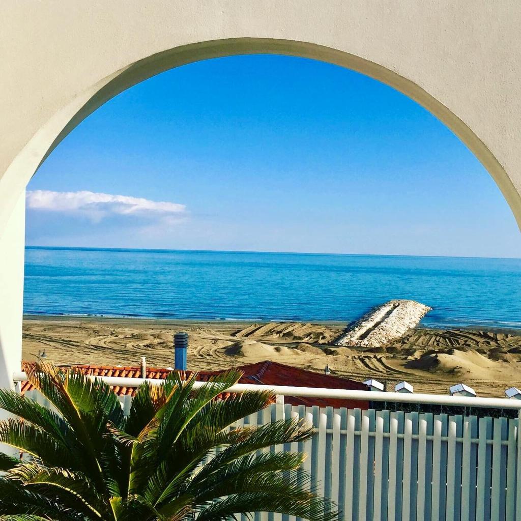 - une vue sur l'océan depuis le balcon de la plage dans l'établissement Hotel Erika, à Caorle