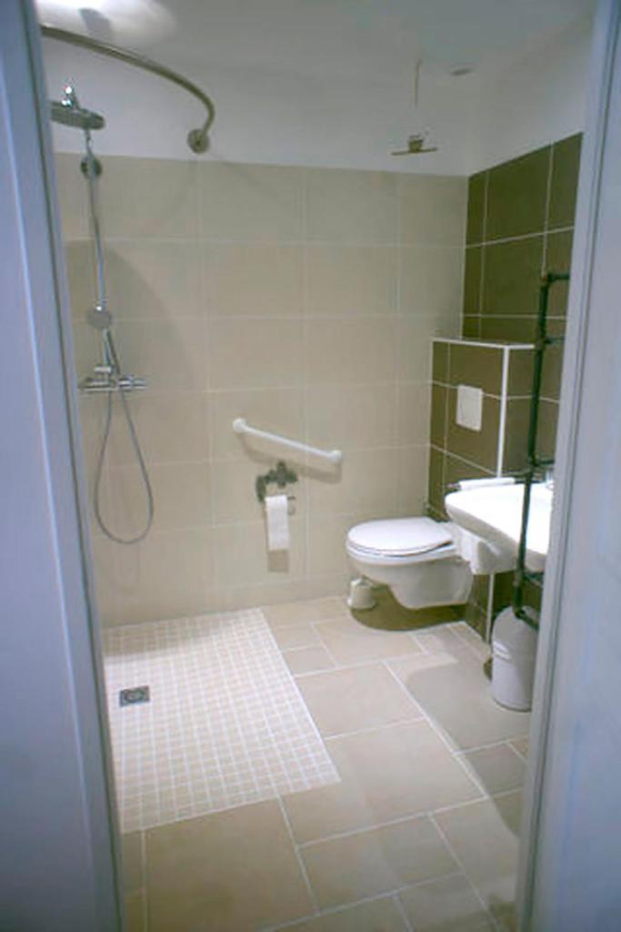une salle de bain avec toilettes et lavabo dans l'établissement Clarberg - Gîte, à Saint-André-de-Roquepertuis
