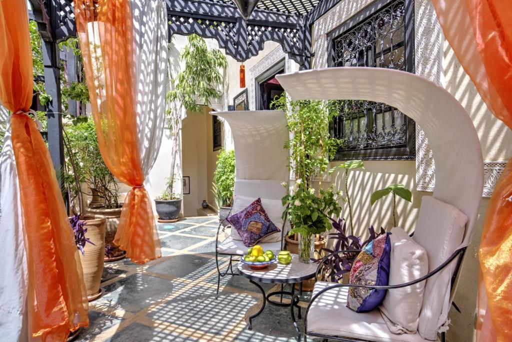 une terrasse avec une tonnelle, une table et des chaises dans l'établissement Riad Dar El Souk, à Marrakech 37 autres photos