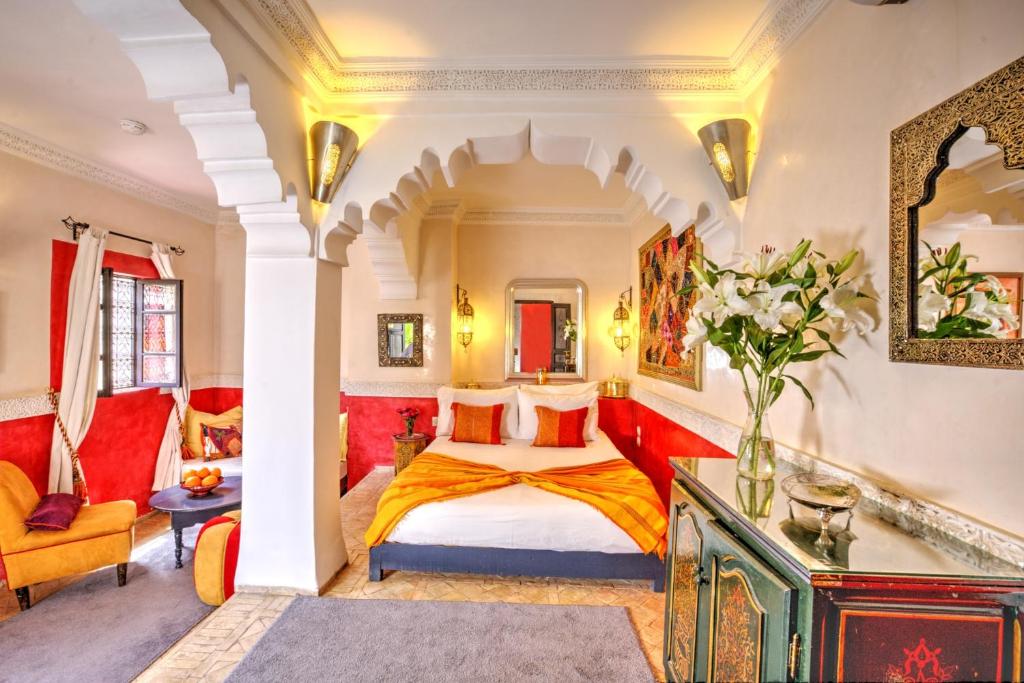une chambre avec un lit king size et un canapé dans l'établissement Riad Dar El Souk, à Marrakech