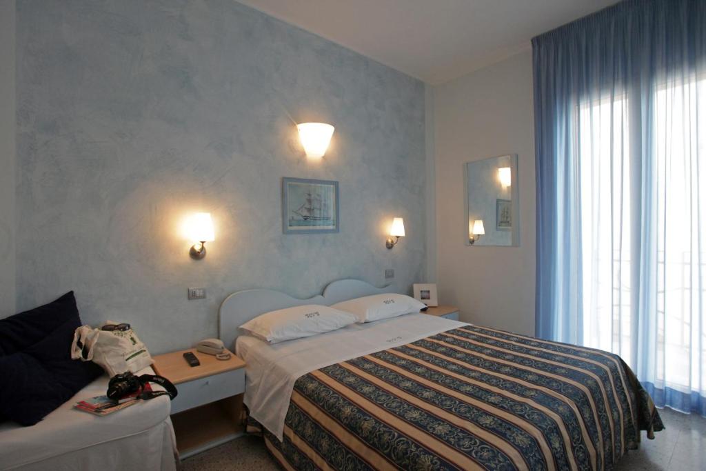 une chambre avec un lit, une table et une fenêtre dans l'établissement Hotel b&b Villa Irma, à Rimini