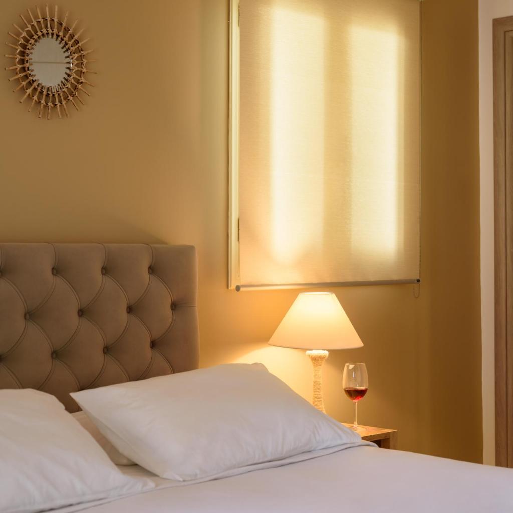 Suite Home Santorini 8