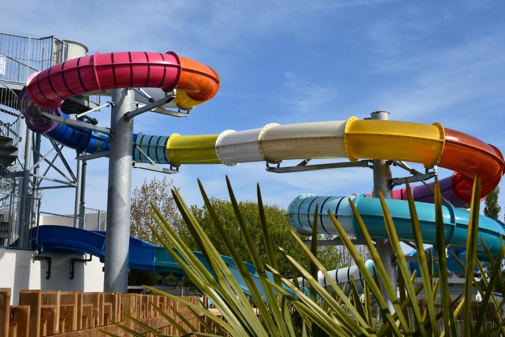 un toboggan aquatique dans un parc aquatique dans l'établissement Camping Le Puits Rochais, à Les Sables-dʼOlonne