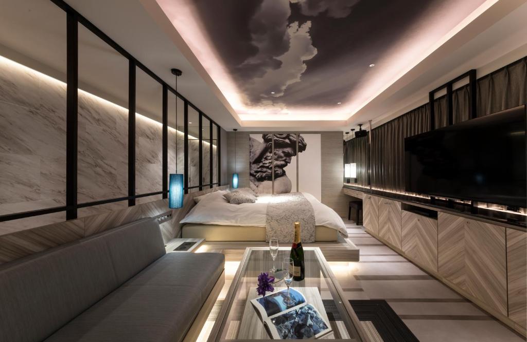 une chambre avec un lit et une télévision à écran plat dans l'établissement HOTEL FINE - INTO THE PREMlUM -, à Okazaki