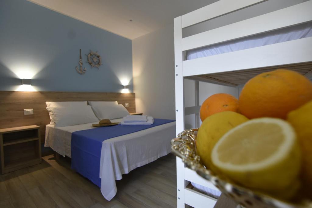 - une chambre avec des lits superposés et une corbeille de fruits dans l'établissement Salsedine Tropea Capo Vaticano, à Santa Domenica