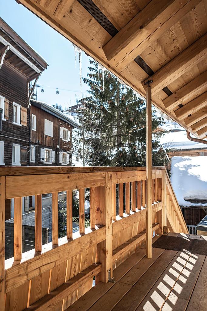 une terrasse en bois avec auvent et pare-neige dans l'établissement Nouveau et spacieux, Place de l'Eglise et terrasse privative, à La Clusaz