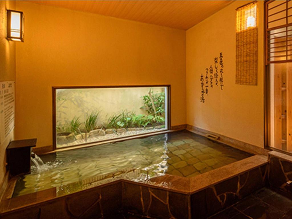 un aquarium dans une pièce avec un grand aquarium dans l'établissement Good Stay Mizuho, à Usa