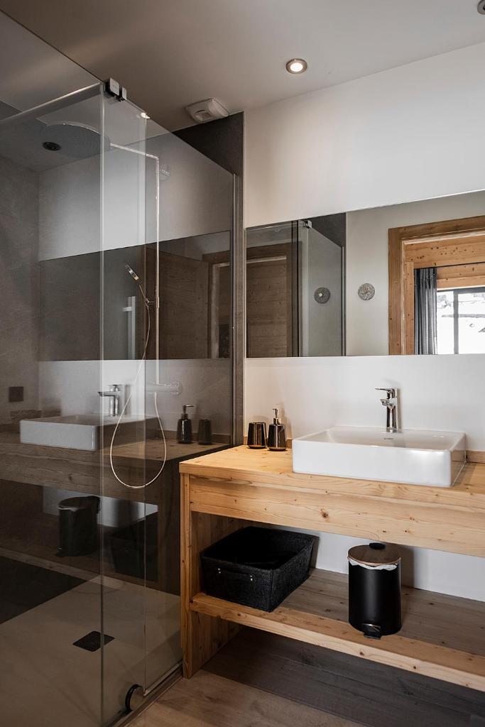 une salle de bain avec un lavabo et une douche en verre dans l'établissement Spacieux duplex avec vue, à La Clusaz 9 autres photos