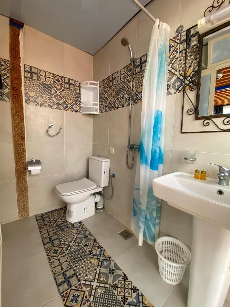 une salle de bain avec toilettes, lavabo et douche dans l'établissement Riad Jbara, à Rabat