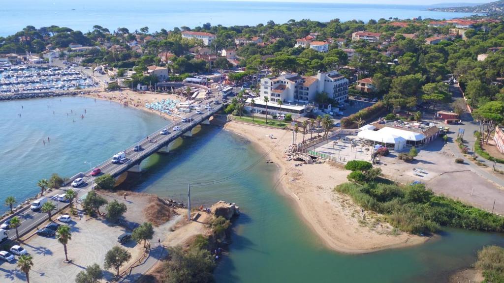 une vue aérienne d'une plage et d'un pont dans l'établissement mobil home neuf 2 chambres 6 personnes Saint Aygulf plage, à Fréjus