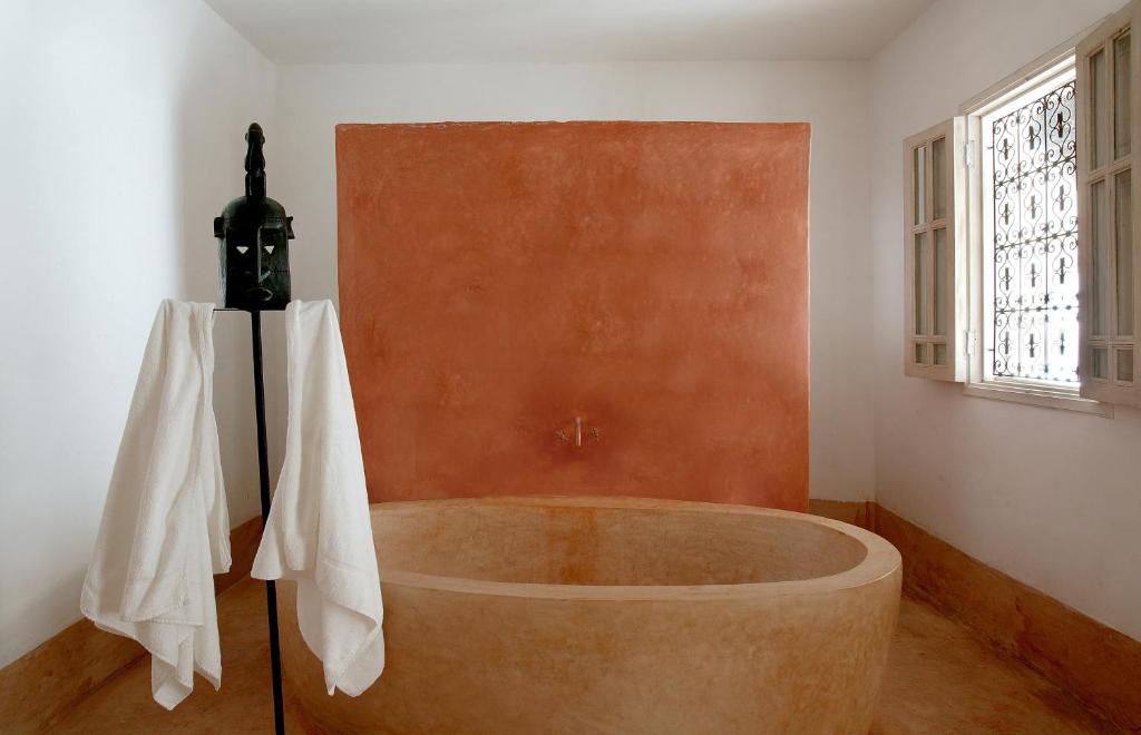 - une salle de bains pourvue d'une baignoire ronde dans l'établissement Riad O2, à Marrakech 37 autres photos