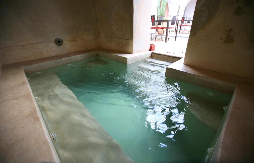 - une grande piscine d'eau dans la baignoire dans l'établissement Riad O2, à Marrakech