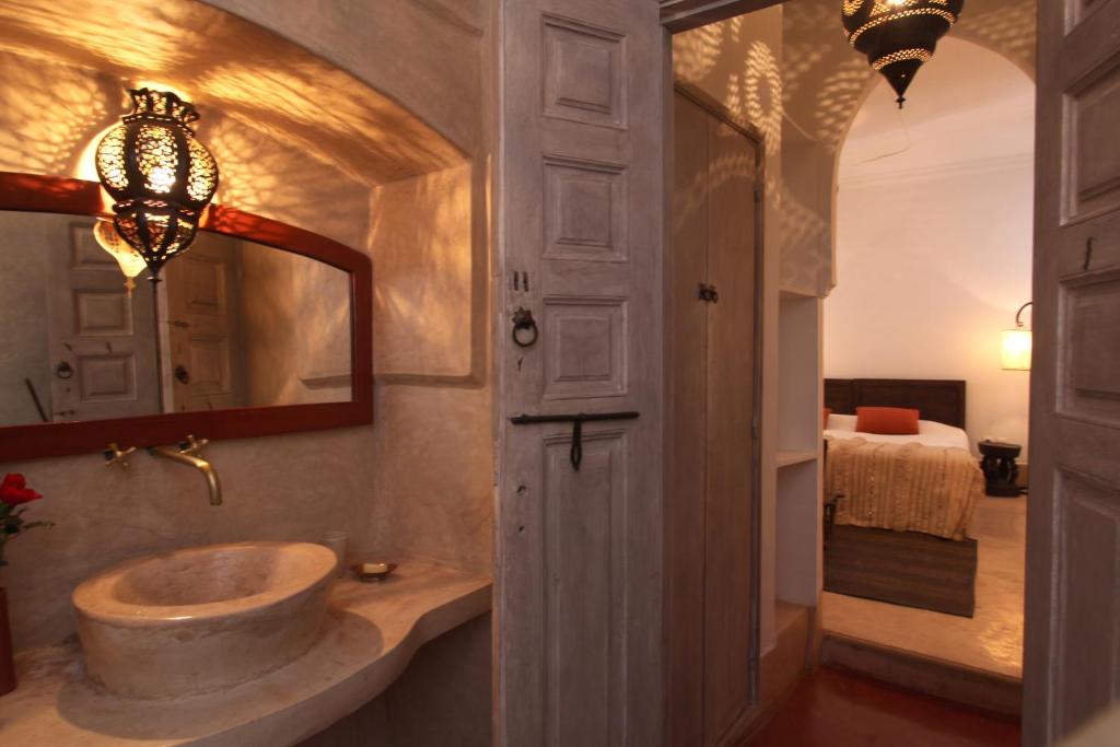une salle de bain avec un lavabo et un miroir dans l'établissement Riad O2, à Marrakech