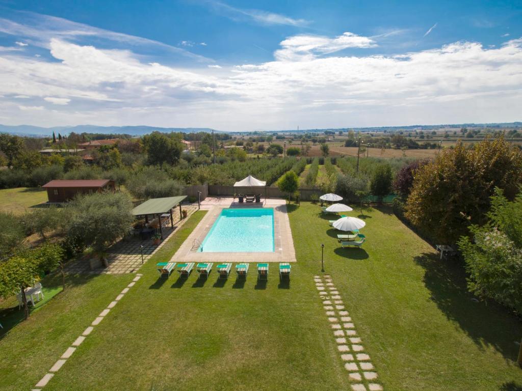 - une vue sur la piscine dans la cour dans l'établissement Villa Le Rondini by Interhome, à Cortone
