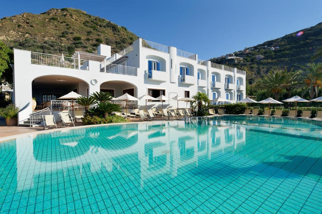 une grande piscine devant un immeuble dans l'établissement Hotel Parco Smeraldo Terme, à Ischia