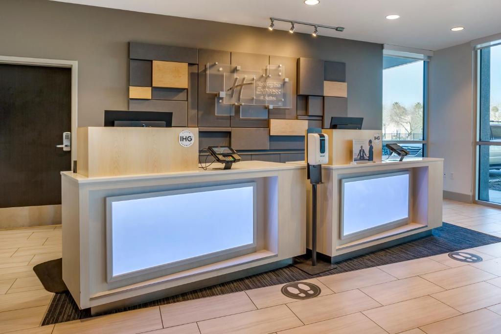 Holiday Inn Express & Suites - Phoenix Dwtn - State Capitol, an IHG Hotel Image