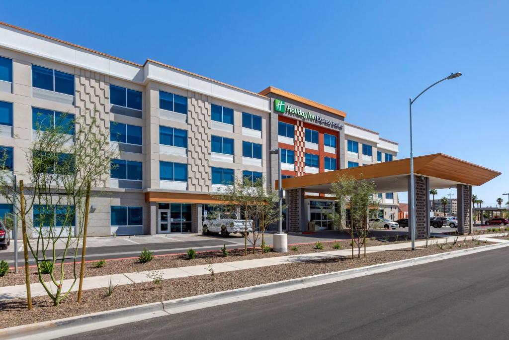 Holiday Inn Express & Suites - Phoenix Dwtn - State Capitol, an IHG Hotel Image