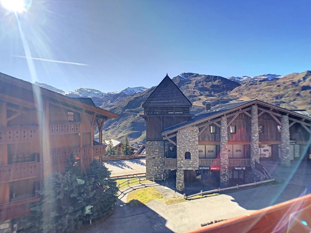 une vue aérienne sur un bâtiment avec des montagnes en arrière-plan dans l'établissement Les Alpages de Reberty, aux Menuires