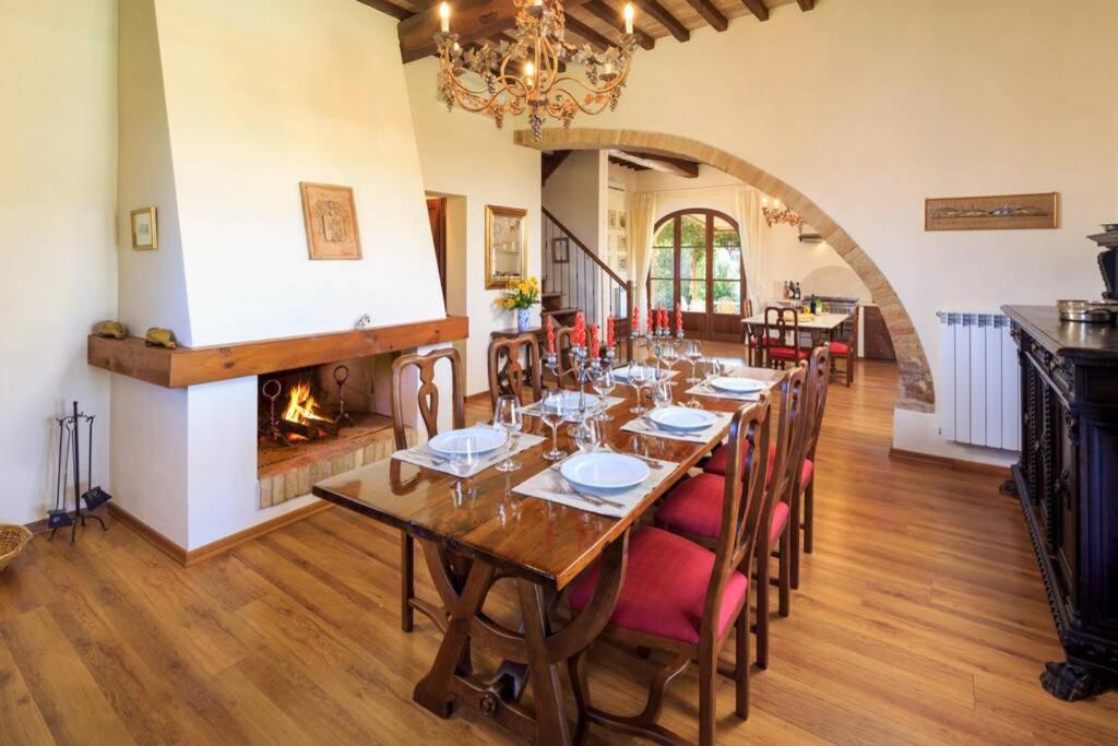 une salle à manger avec une grande table et une cheminée dans l'établissement Il Fienile di Montesoli, à Villa Montesoli