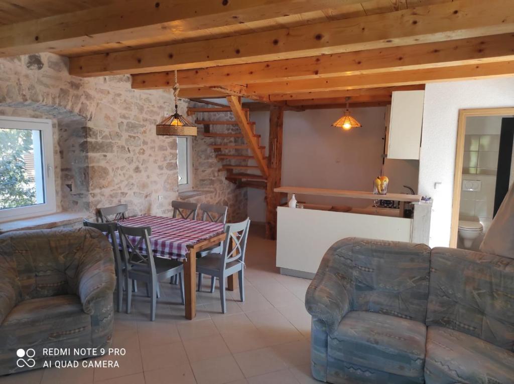 Rest house with jacuzzi Mili 4