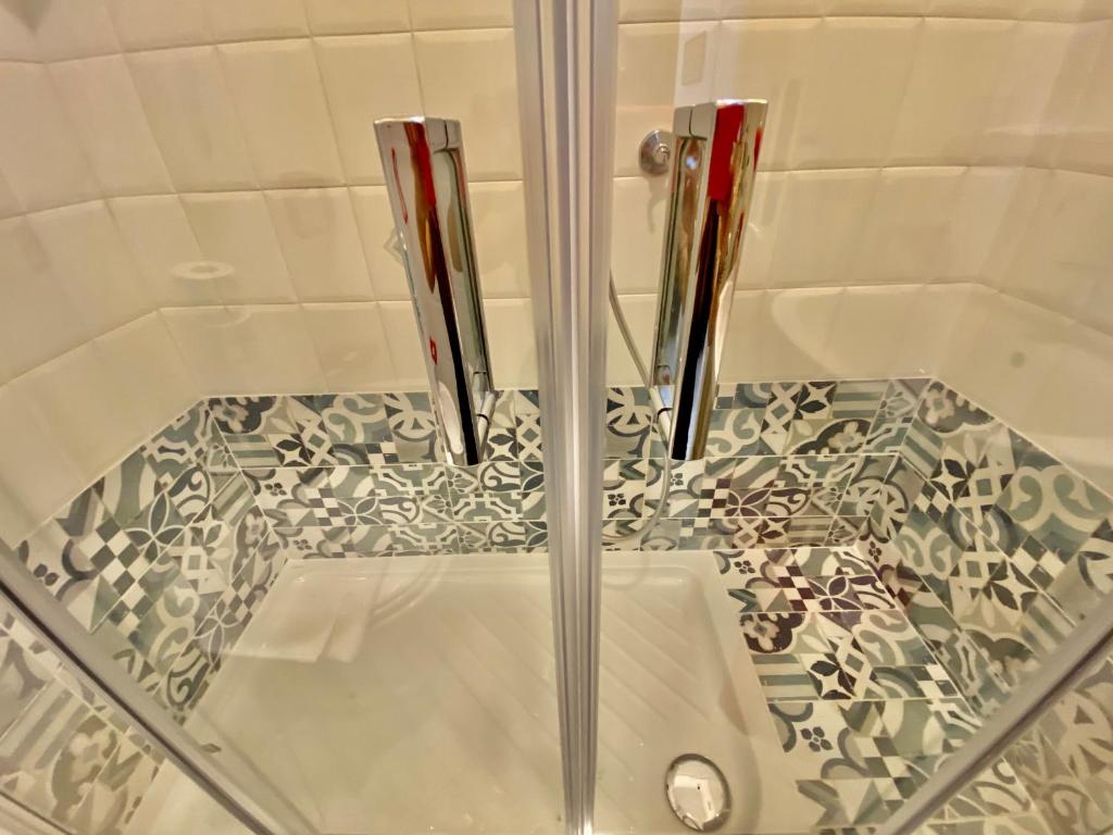 deux vases assis au-dessus d'une table en verre dans l'établissement Hotel Alba Chiara, à Finale Ligure