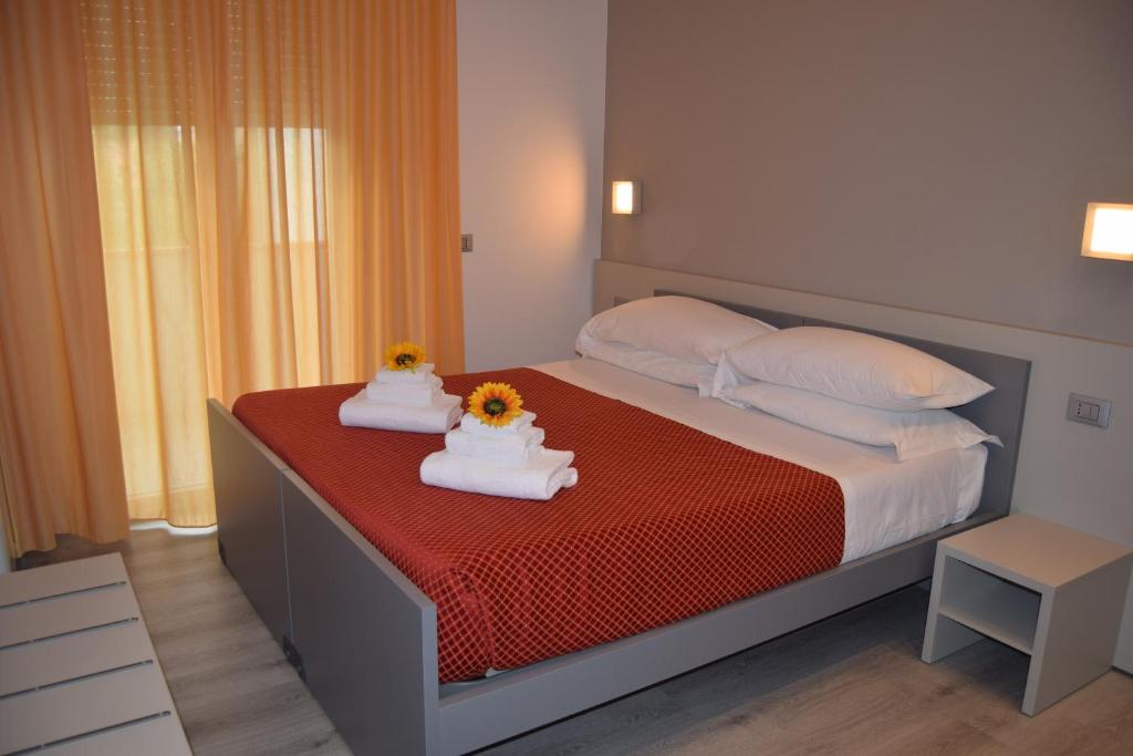 une chambre avec un lit avec des serviettes dessus dans l'établissement Orchidea Marina, à Tirrenia 57 autres photos