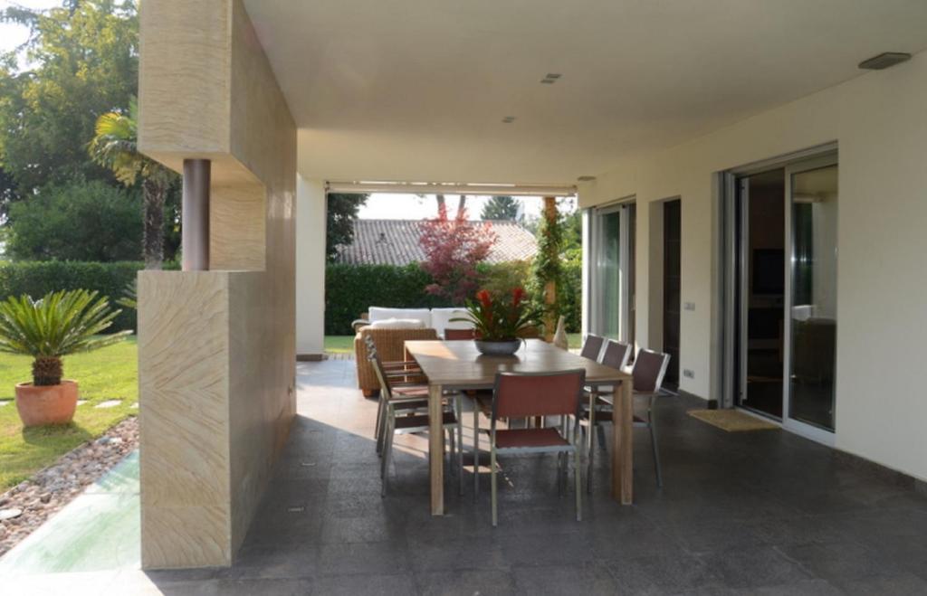 - un coin repas dans une maison avec une table et des chaises dans l'établissement Casa Savoia Luxury House, à Bardolino