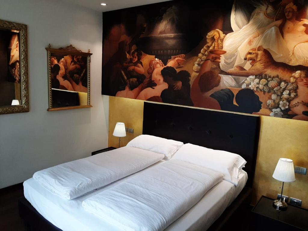 un lit dans une chambre avec un tableau sur le mur dans l'établissement Casa Savoia Luxury House, à Bardolino 35 autres photos