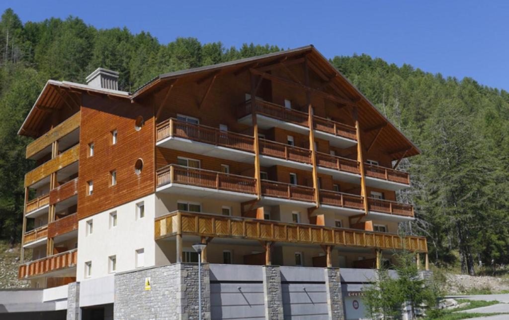 un grand immeuble avec un toit en bois dans l'établissement Vacancéole - Les Chalets du Verdon, à La Foux