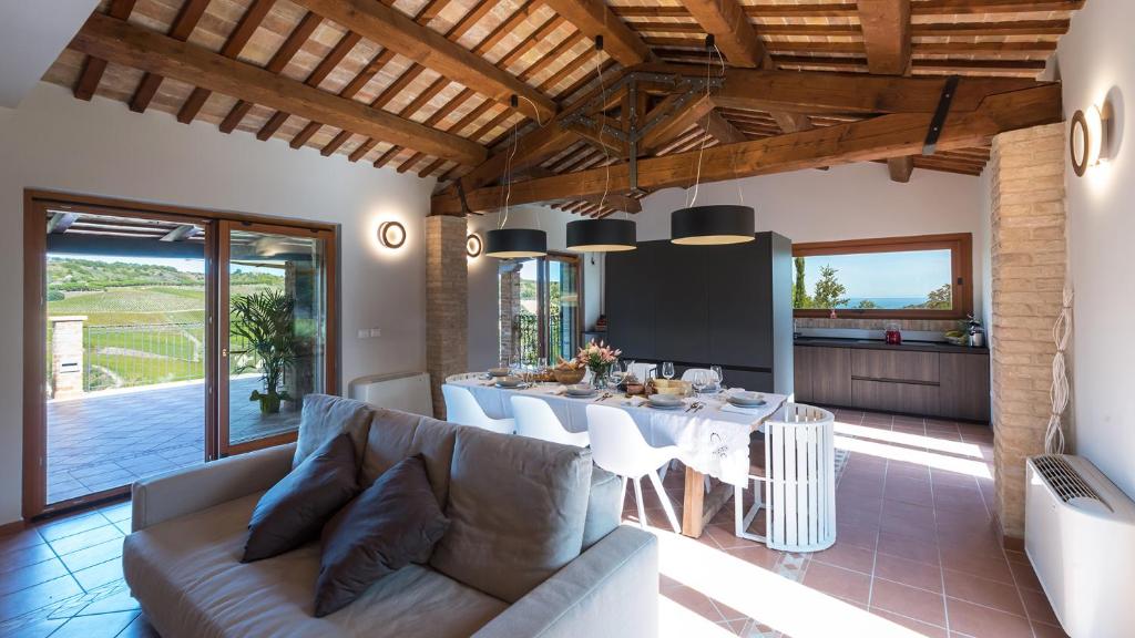 un salon avec un canapé et une table dans l'établissement Borgo Da Monte 8, Emma Villas, à Monteprandone