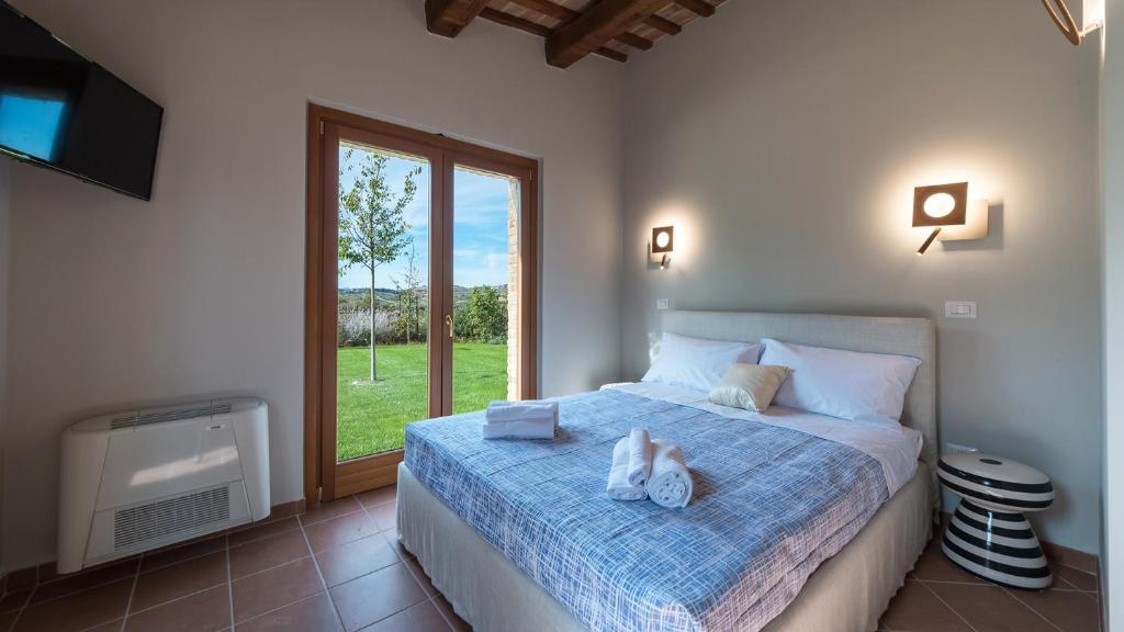 une chambre avec un lit avec des serviettes dessus dans l'établissement Borgo Da Monte 8, Emma Villas, à Monteprandone