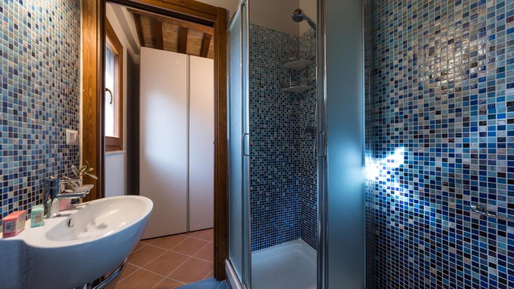 une salle de bain avec une baignoire, un lavabo et une douche dans l'établissement Borgo Da Monte 8, Emma Villas, à Monteprandone