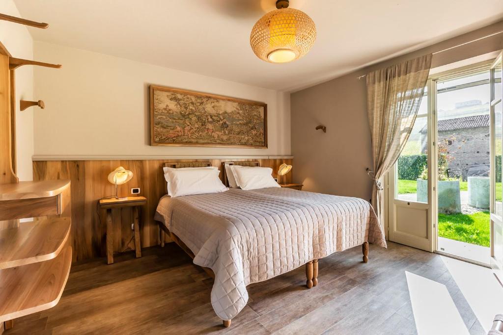 une chambre avec un lit et une fenêtre dans l'établissement Casale Dell'acero Rosso 10, Emma Villas, à Canelli 43 autres photos