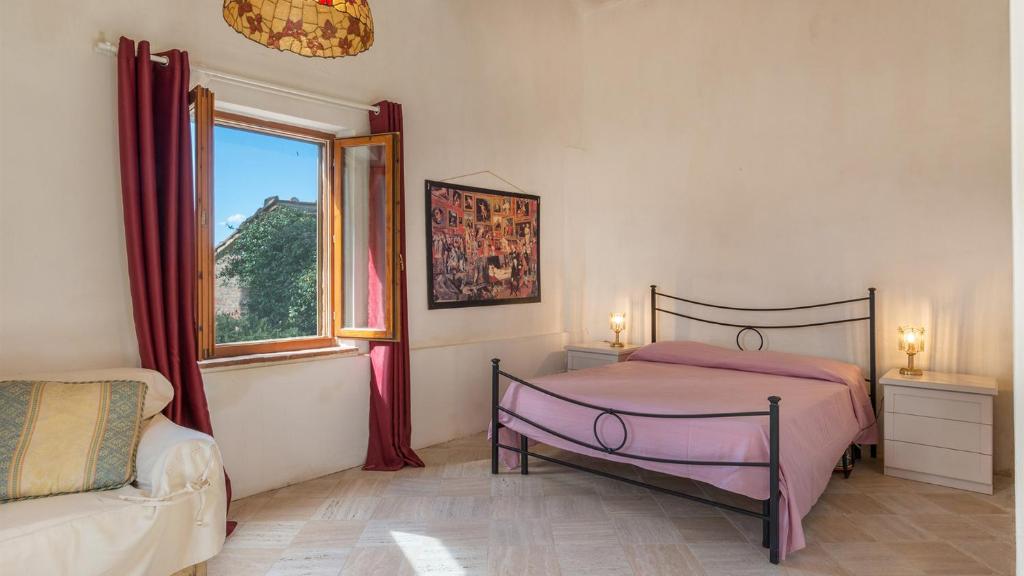 une chambre avec un lit et une fenêtre dans l'établissement CASALE RASA 20&2, Emma Villas, à Asciano 48 autres photos