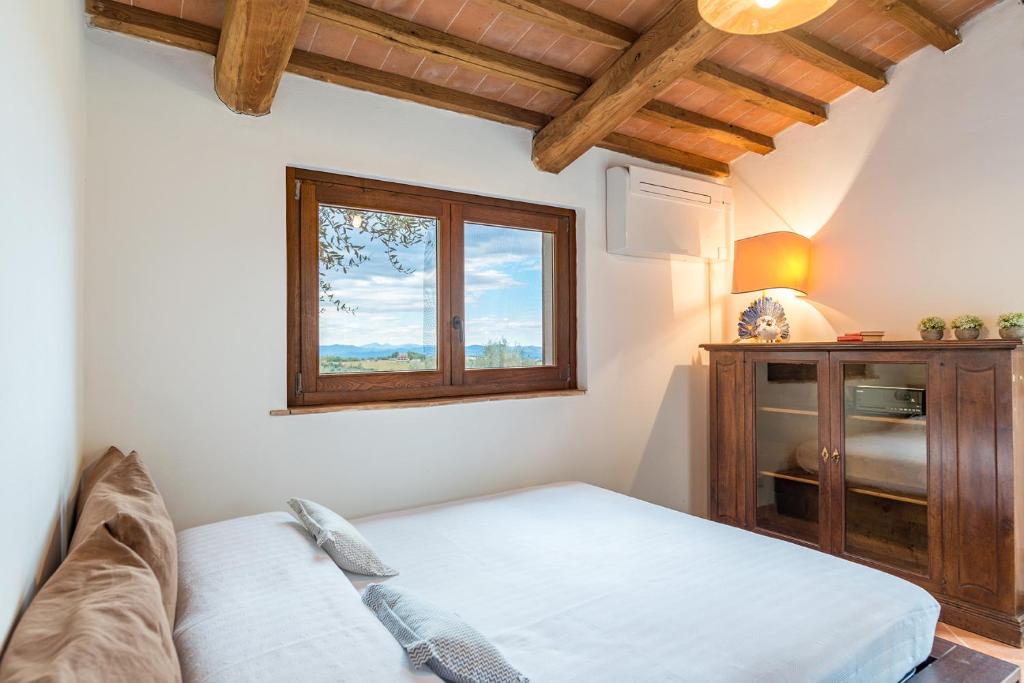 une chambre avec un lit et une fenêtre dans l'établissement CASALE MONTEGIOVI 6, Emma Villas, à Montegiovi 28 autres photos