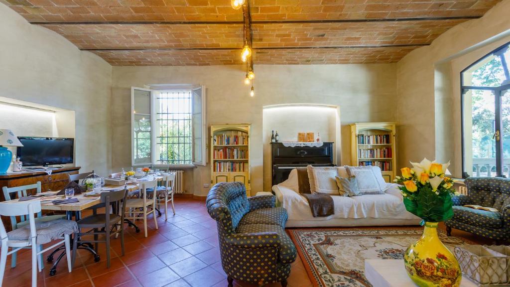 un salon avec un canapé et une table dans l'établissement La Casa Di Nanì 8, Emma Villas, à Forlì