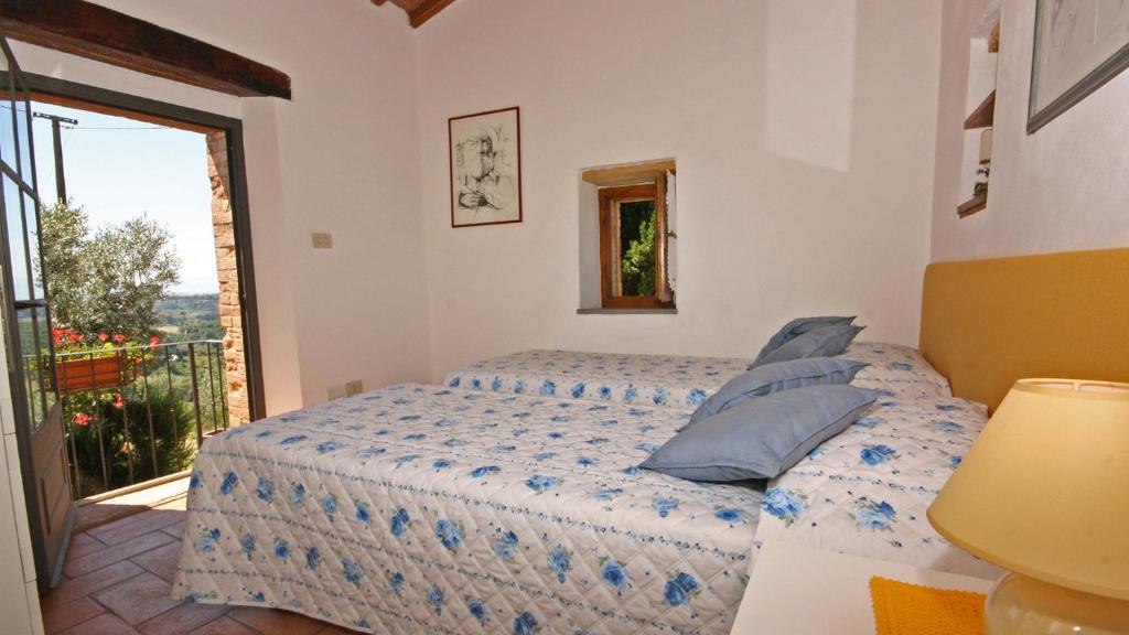 une chambre avec un lit et un balcon dans l'établissement Monterzi 4, Emma Villas, à San Giovanni dʼAsso 33 autres photos